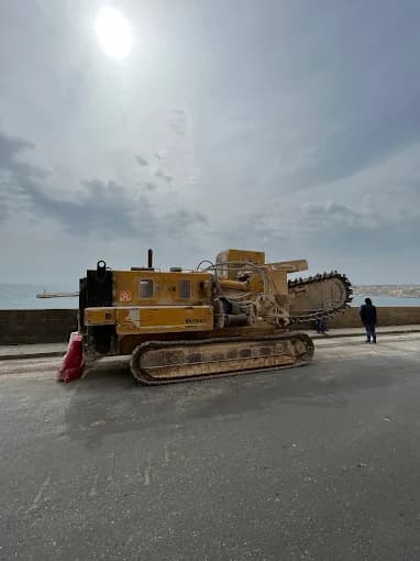 Engin de terrassement jaune sur un chantier