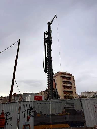Machine de forage en activite sur un chantier urbain