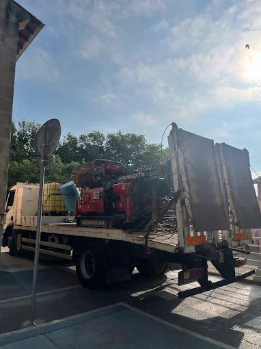 Camion avec equipement de forage geotechnique