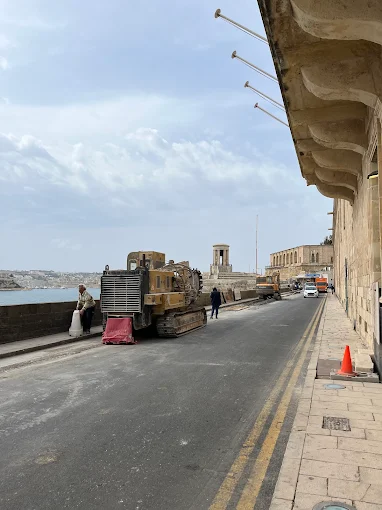 Camion militaire sur une route cotiere urbaine