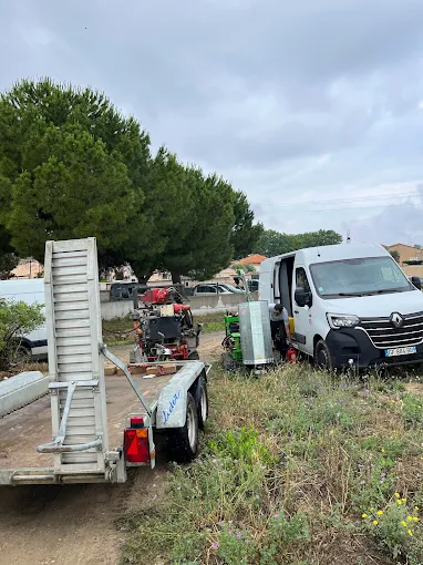 Camionnette blanche sur remorque plateau