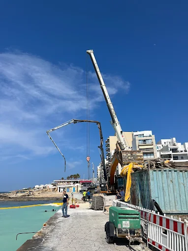 Chantier de construction avec pompe a beton
