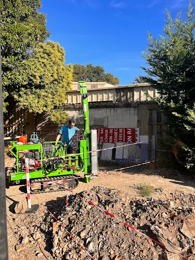 Engin de forage sur un chantier de construction