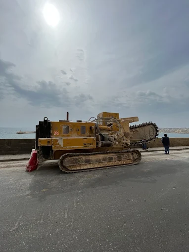 Engin de terrassement jaune sur un chantier
