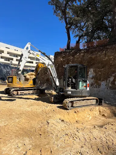 Excavatrice sur un chantier de terrassement