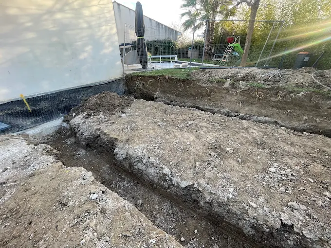 Fondations en béton et terrassement sur chantier