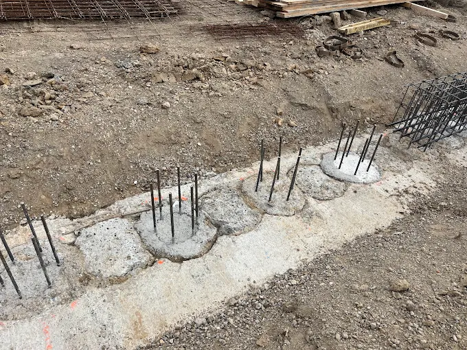 Fondations profondes avec pieux métalliques en phase de construction