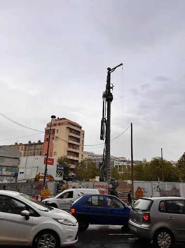 Grue de construction dans un environnement urbain