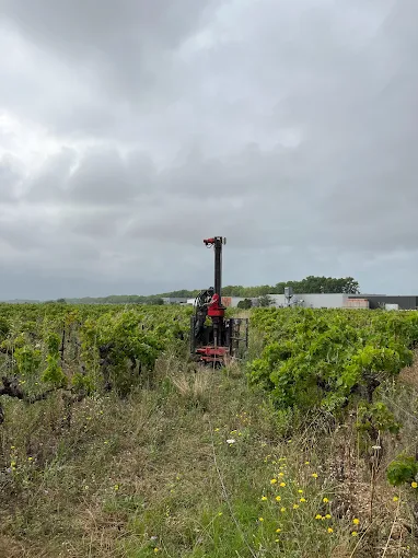 Machine agricole dans un vignoble