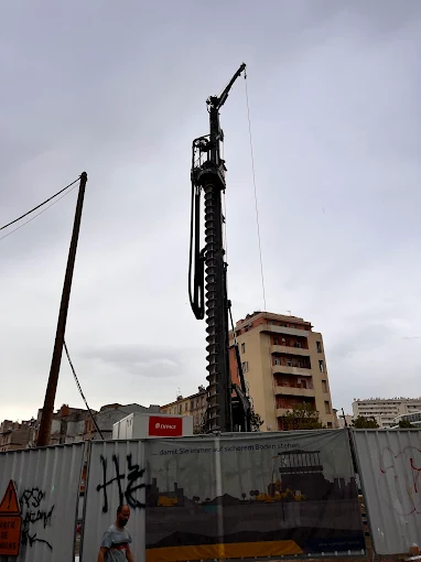 Machine de forage en activite sur un chantier urbain