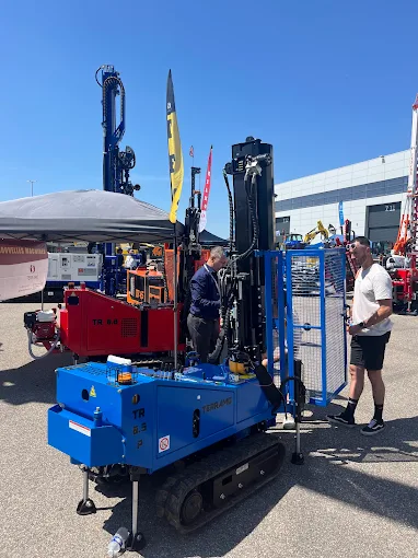 Machine de forage geotechnique avec personnel