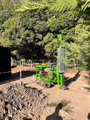 Machine de forage geotechnique en action 1