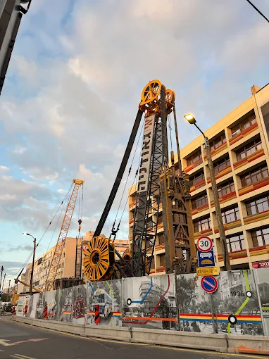 Machine de forage geotechnique en action 2