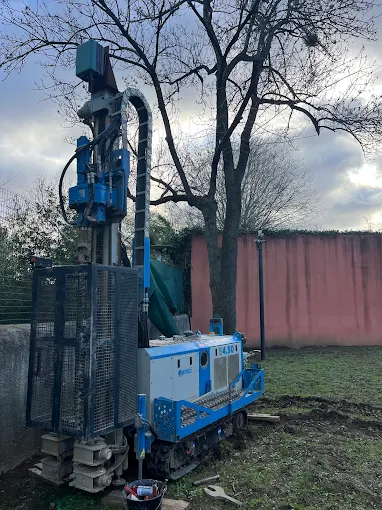 Machine de forage geotechnique en action 3