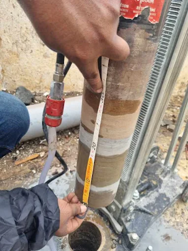 Mesure de la profondeur d’un forage géotechnique
