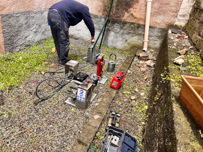 Technicien effectuant un sondage géotechnique sur site