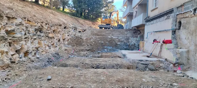 Terrain en pente avec travaux de terrassement et stabilité à contrôler